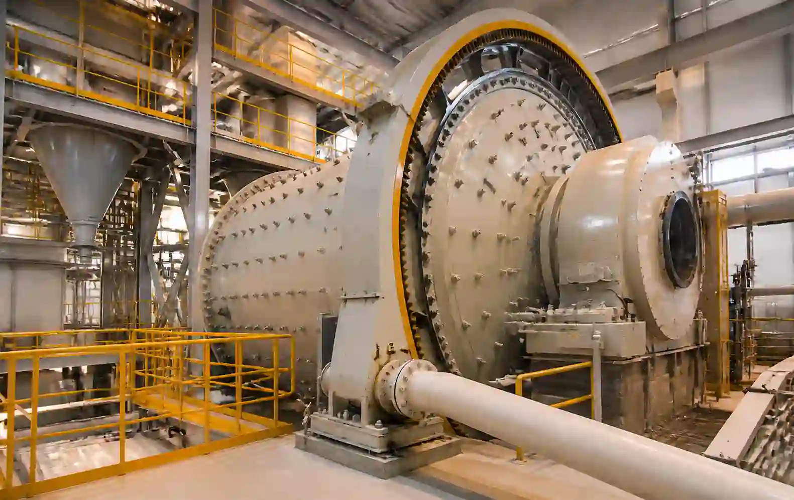 Controlled grinding of quartz chips in specialised mills