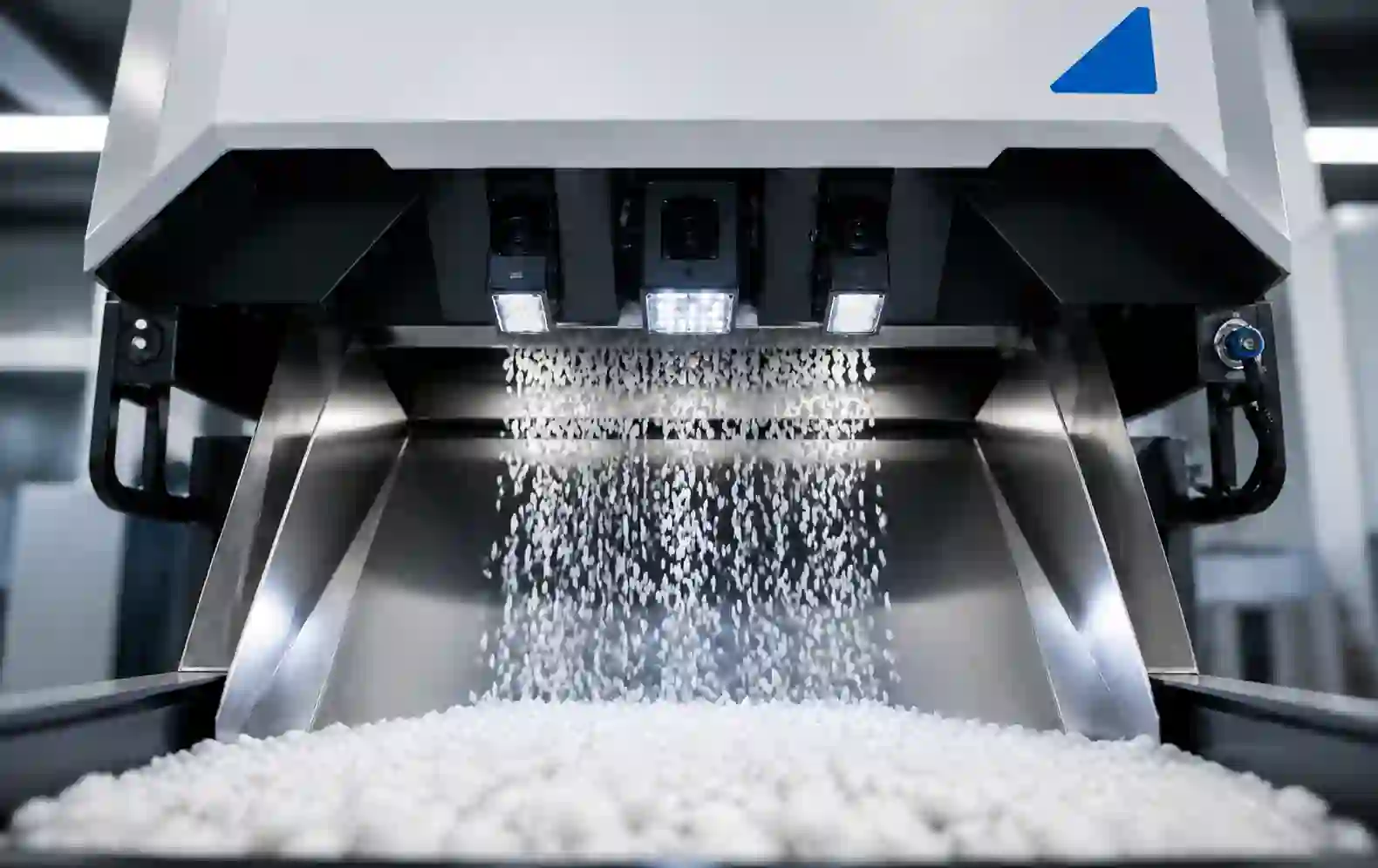 Optical colour sorter removing coloured quartz